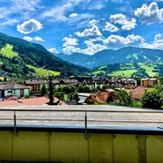 Alpines Panorama mit Siedlung