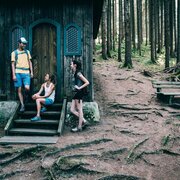 Wanderer an der Kapelle Heiligenbrunn