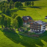 Ramsauhof mit der Villa im Hintergrund